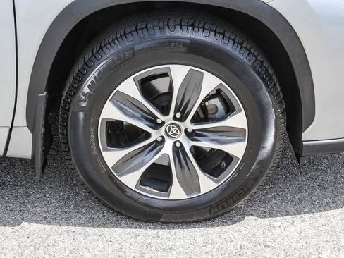 Used 2021 Toyota Highlander XLE AWD/4WD image 9