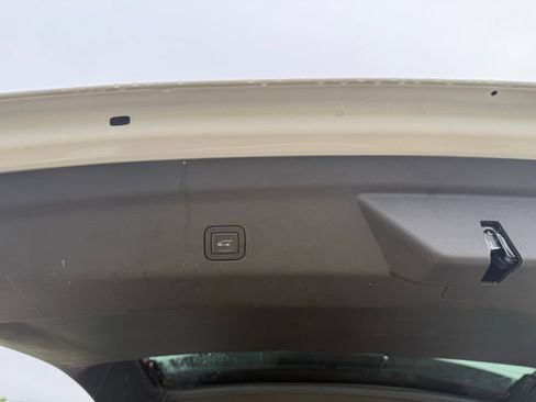 Used 2025 GMC Yukon XL Denali AWD/4WD image 7