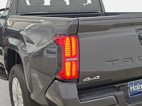 Certified 2025 Toyota Tacoma SR5 AWD/4WD image 30