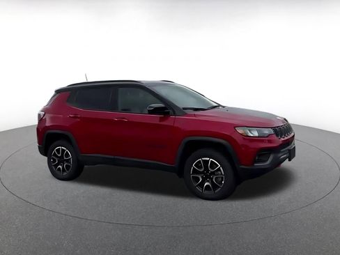 Used 2025 Jeep Compass Trailhawk image 2