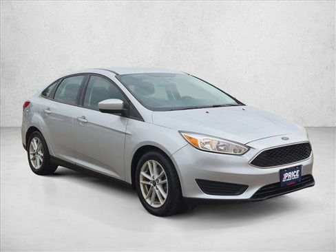 Used 2018 Ford Focus SE FWD image 3