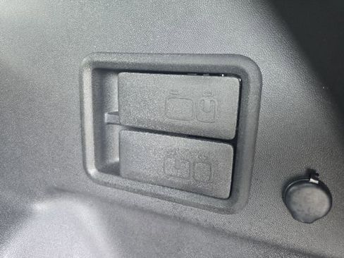 Used 2023 Chevrolet Equinox Premier FWD image 36