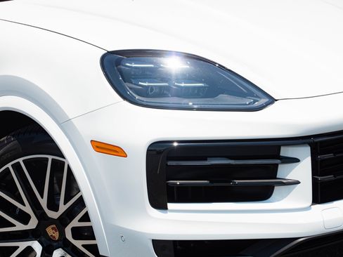 Certified 2026 Porsche Cayenne E-Hybrid Coupe AWD/4WD image 37