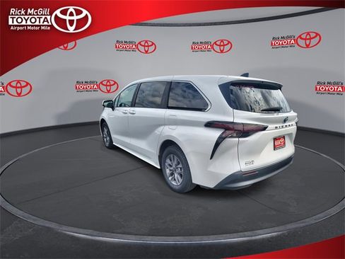 Used 2024 Toyota Sienna LE image 6