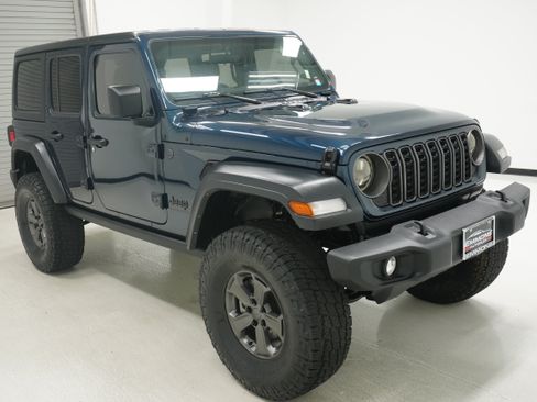 Used 2025 Jeep Wrangler Unlimited Sport AWD/4WD image 3