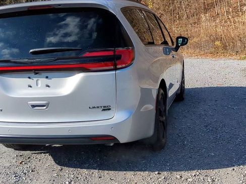 New 2026 Chrysler Pacifica Limited image 9