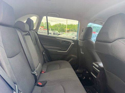 Used 2019 Toyota RAV4 LE AWD/4WD image 17