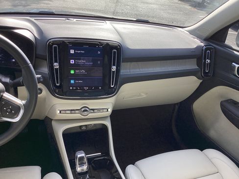 Certified 2023 Volvo XC40 B4 Plus w/ Protection Package Premier image 31