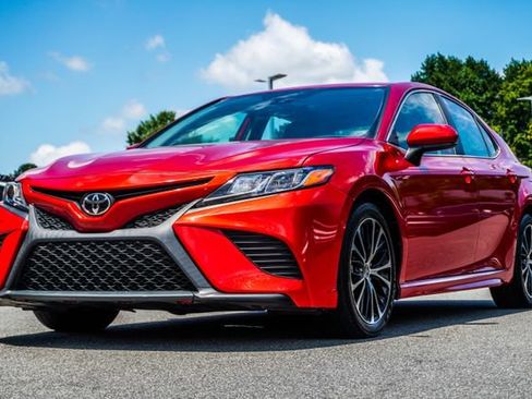 Used 2020 Toyota Camry SE FWD image 9