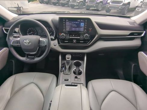 Used 2021 Toyota Highlander XLE FWD image 18