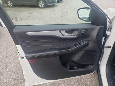 Used 2025 Ford Escape Platinum w/ Premium Technology Package image 10