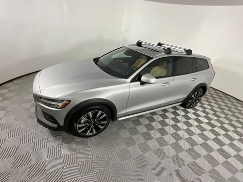 Used 2025 Volvo V60 B5 Cross Country Ultra w/ Protection Package Premier AWD/4WD image 9