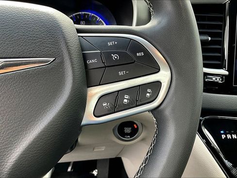 Used 2023 Chrysler Pacifica Touring-L FWD image 9