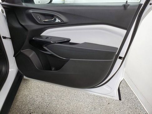 Used 2025 Chevrolet Trax LT w/ LT Convenience Package FWD image 21