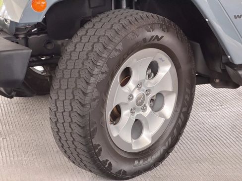 Used 2014 Jeep Wrangler Unlimited Sahara w/ Connectivity Group AWD/4WD image 15