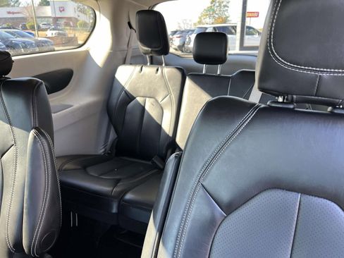 Used 2024 Chrysler Pacifica Touring-L image 12