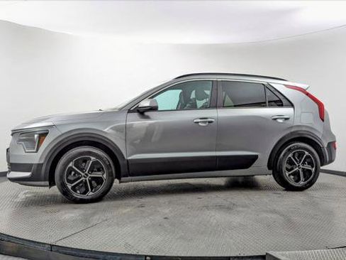 Used 2025 Kia Niro LX FWD image 3