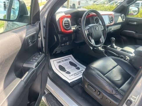 Used 2020 Toyota Tacoma TRD Sport w/ TRD Premium Sport Package AWD/4WD image 17