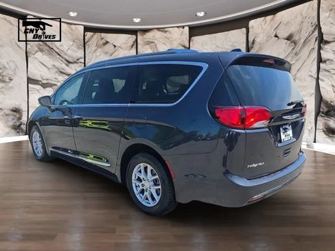 Used 2020 Chrysler Pacifica Touring-L FWD image 7
