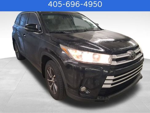 Used 2017 Toyota Highlander SE image 2