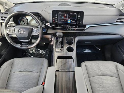 Used 2023 Toyota Sienna Limited image 14