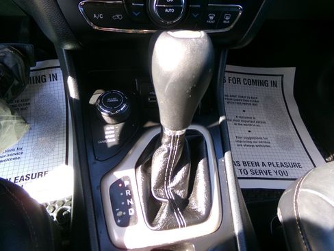 Used 2016 Jeep Cherokee Limited AWD/4WD image 6