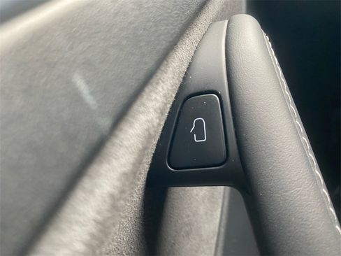 Used 2023 Tesla Model Y Performance image 18