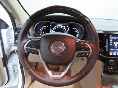Used 2019 Jeep Grand Cherokee Overland AWD/4WD image 24
