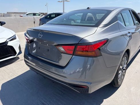 Used 2025 Nissan Altima 2.5 SV FWD image 4