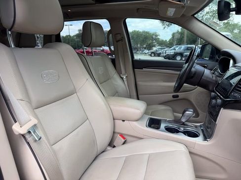 Used 2019 Jeep Grand Cherokee Overland RWD image 16