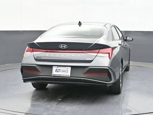 Used 2025 Hyundai Elantra Hybrid FWD image 13