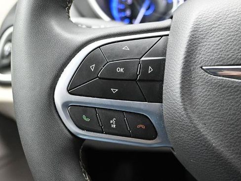 Used 2024 Chrysler Pacifica Touring-L FWD image 21
