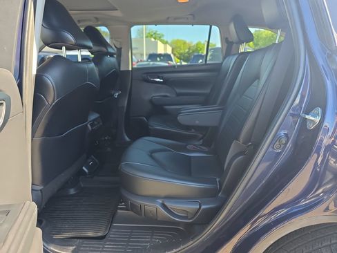 Used 2021 Toyota Highlander XLE AWD/4WD image 17