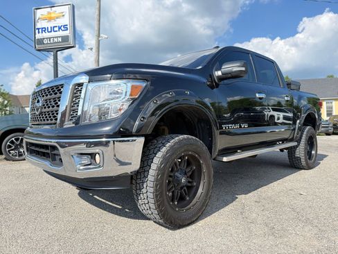 Used 2018 Nissan Titan 4x4 Crew Cab image 2
