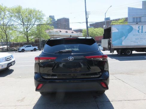 Used 2020 Toyota Highlander XLE AWD/4WD image 8