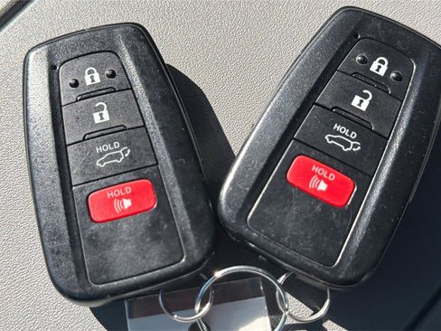 Used 2022 Toyota Highlander XLE AWD/4WD image 36