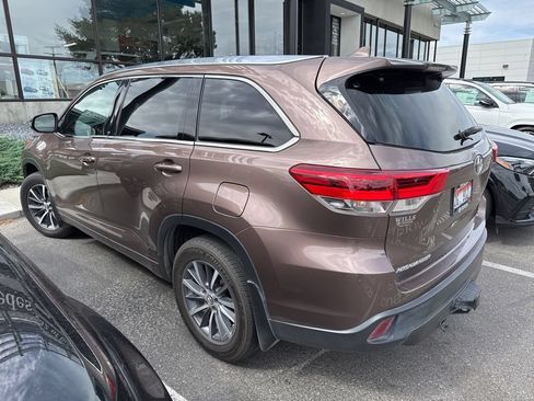 Used 2017 Toyota Highlander XLE AWD/4WD image 7