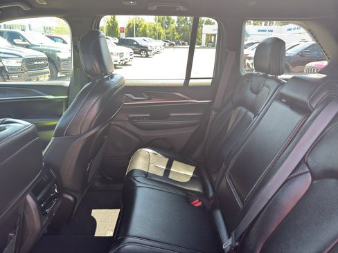 Used 2025 Jeep Grand Cherokee Limited AWD/4WD image 34
