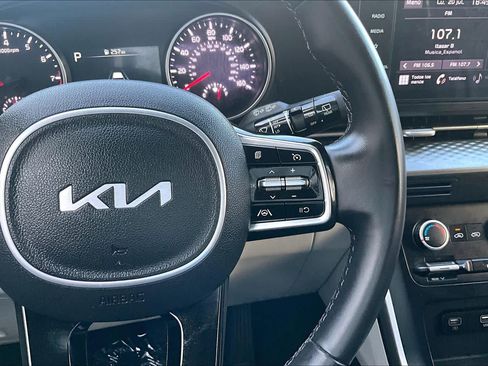 Used 2022 Kia Carnival LX FWD image 24