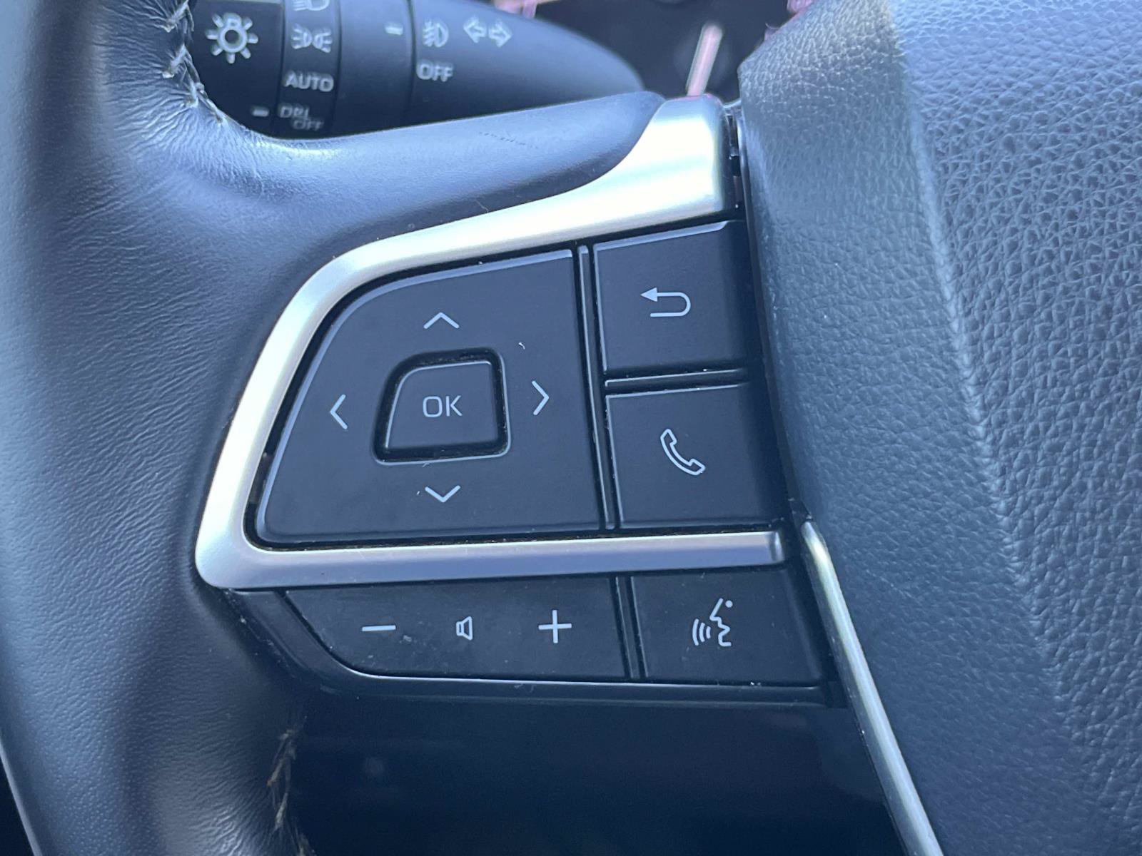 Used 2022 Toyota Highlander XLE FWD image 28
