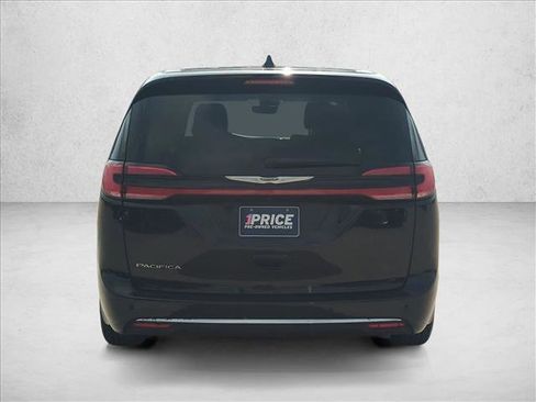 Used 2025 Chrysler Pacifica Select image 7