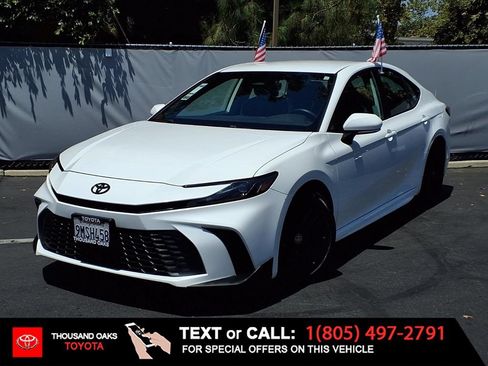 Used 2025 Toyota Camry SE w/ Convenience Package FWD image 1