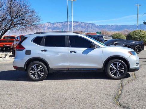 Used 2018 Nissan Rogue SL image 2