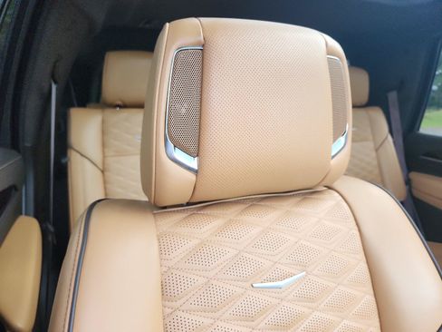 Used 2023 Cadillac Escalade Premium Luxury AWD/4WD image 10