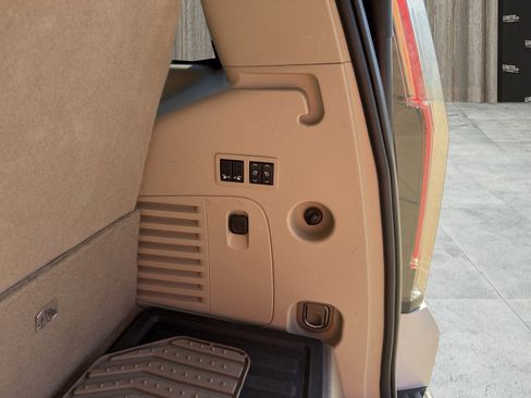 Used 2020 Cadillac Escalade Premium Luxury image 37