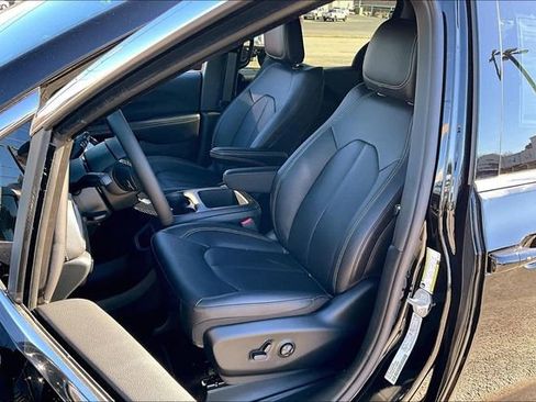 New 2026 Chrysler Pacifica Select image 8