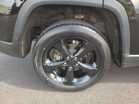 Used 2023 Jeep Grand Cherokee Altitude AWD/4WD image 11