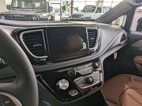 New 2026 Chrysler Pacifica Pinnacle w/ Trailer Tow Group FWD image 19