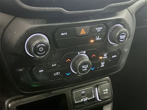 Used 2021 Jeep Renegade Latitude image 18