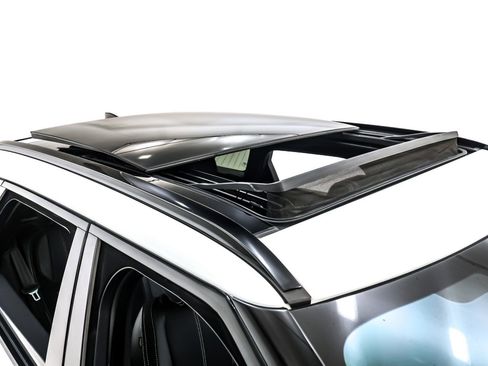 Used 2019 Land Rover Range Rover Velar R-Dynamic SE image 22